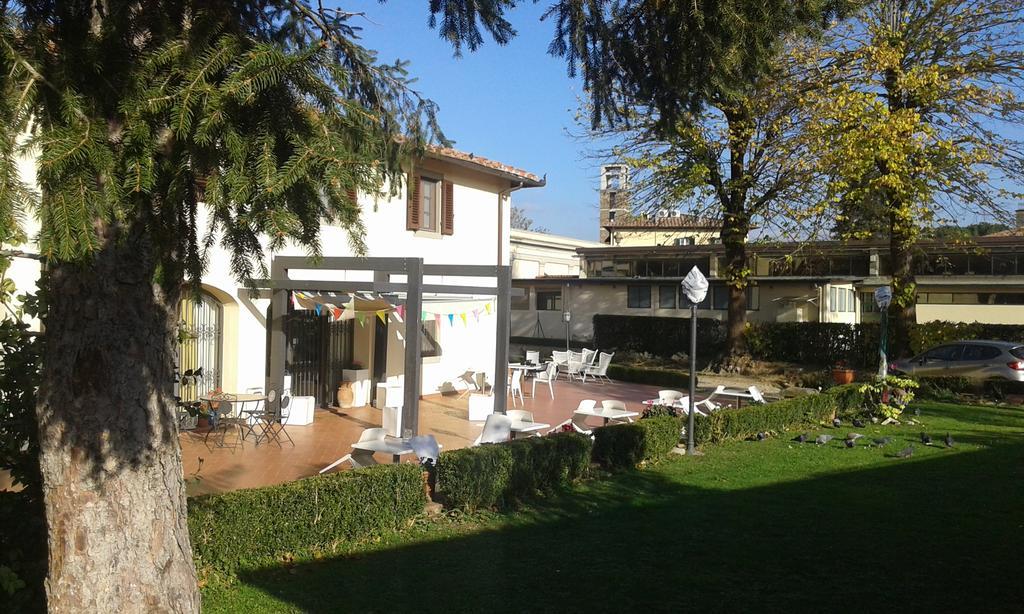 Acomodação com café da manhã  Casale Dei Cento Acri 2*